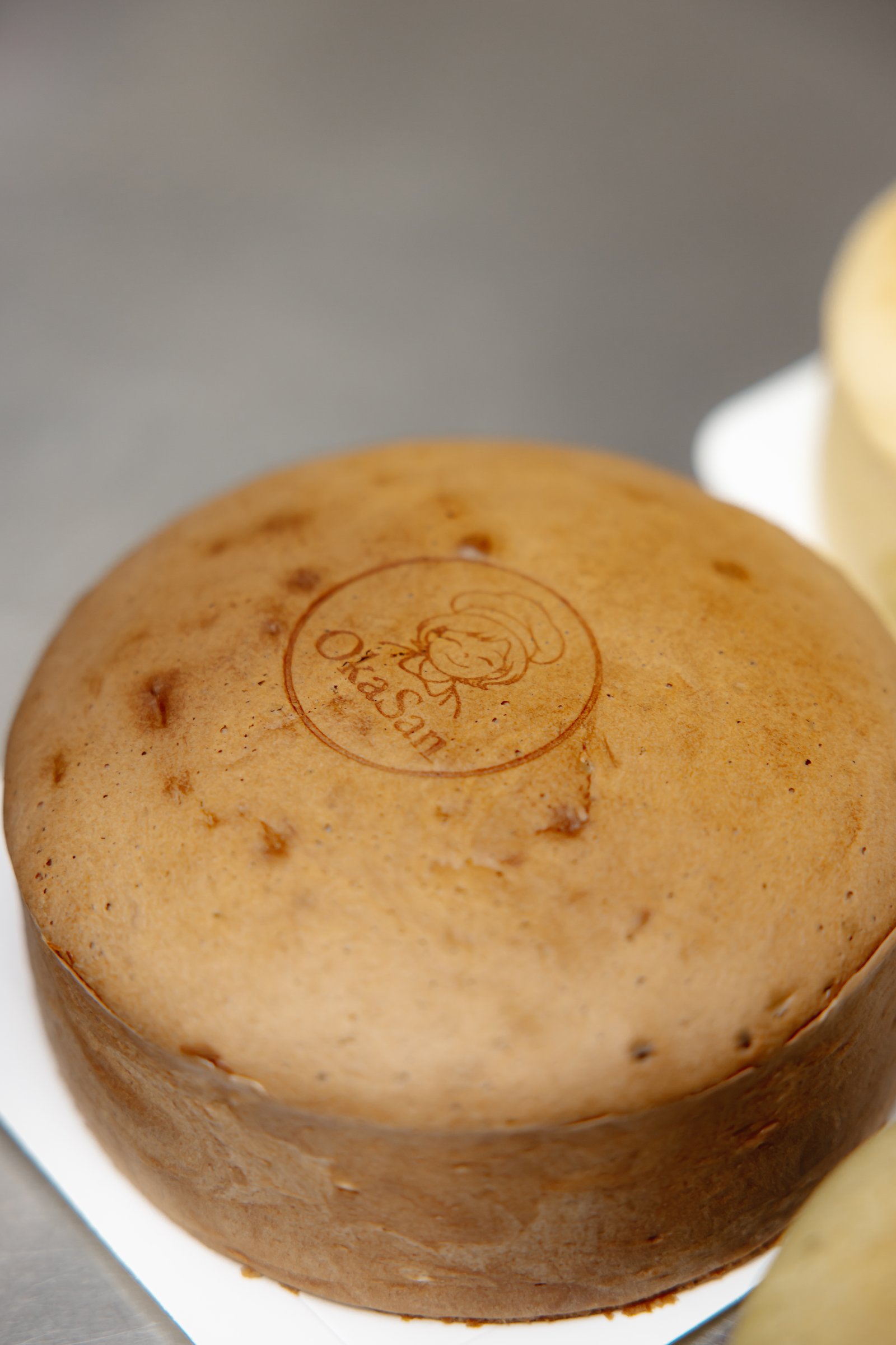 Cheesecake japonais au chocolat marqué du logo Oka San