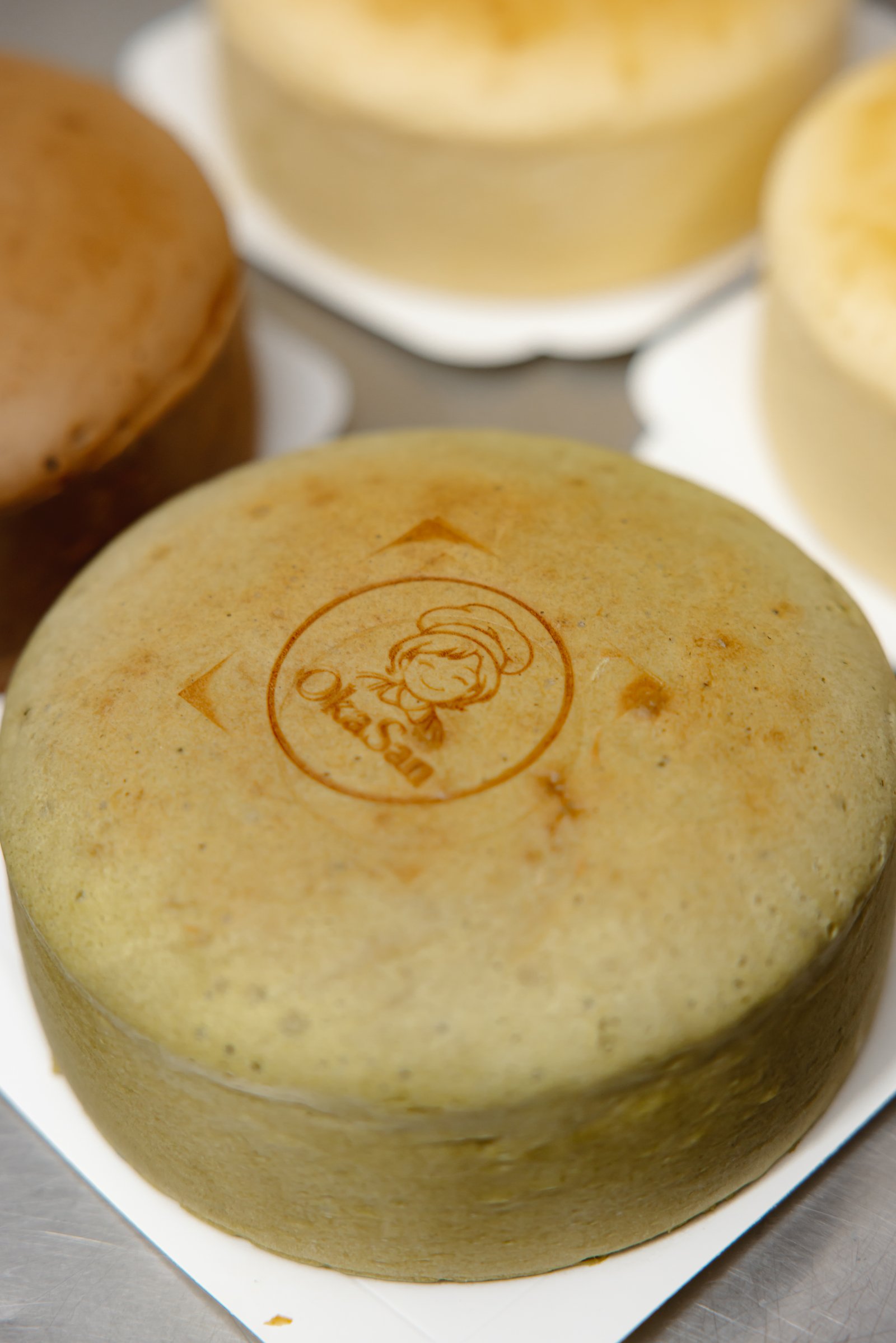 Cheesecake japonais au matcha marqué du logo Oka San