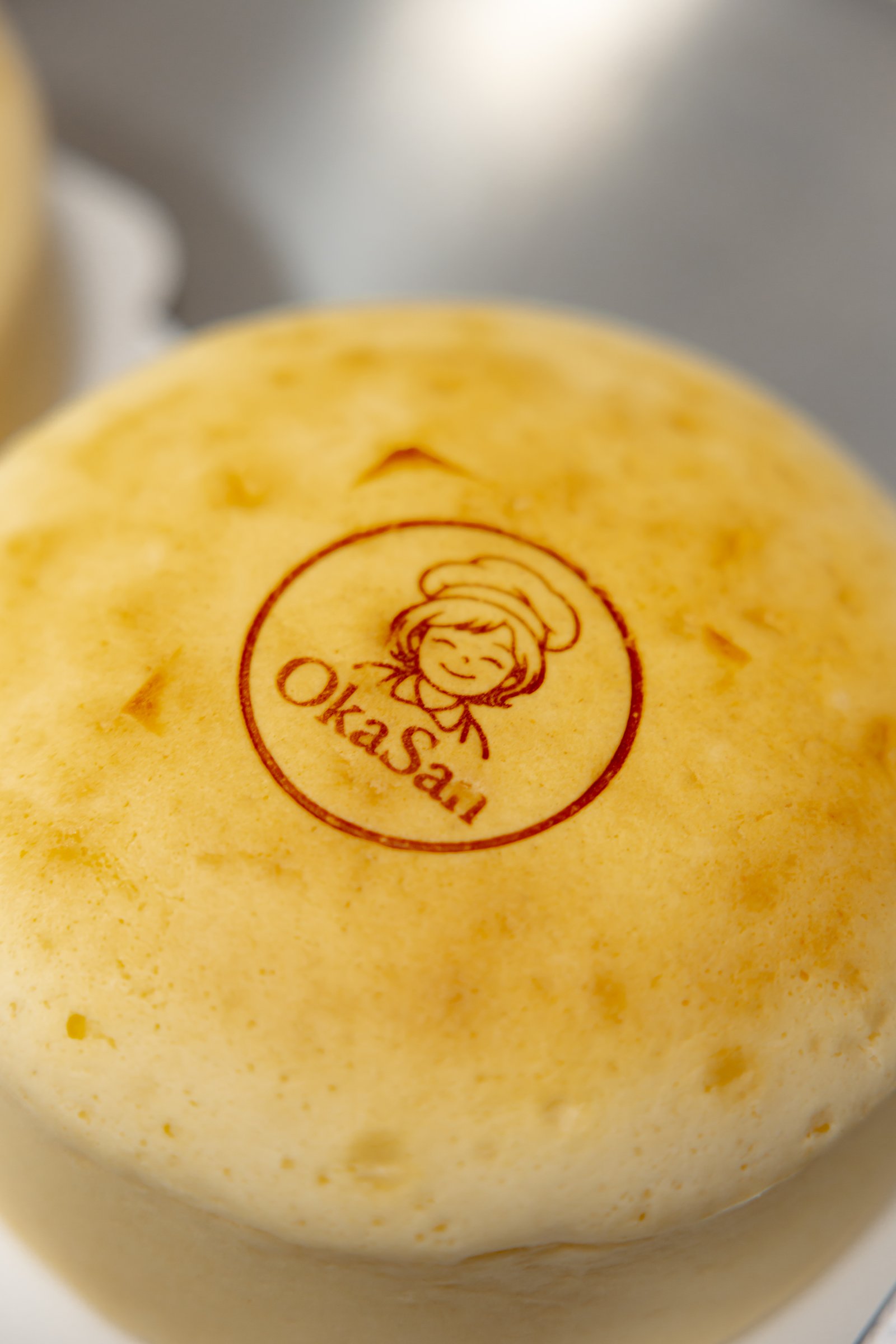 Cheesecake japonais à la vanille marqué du logo Oka San