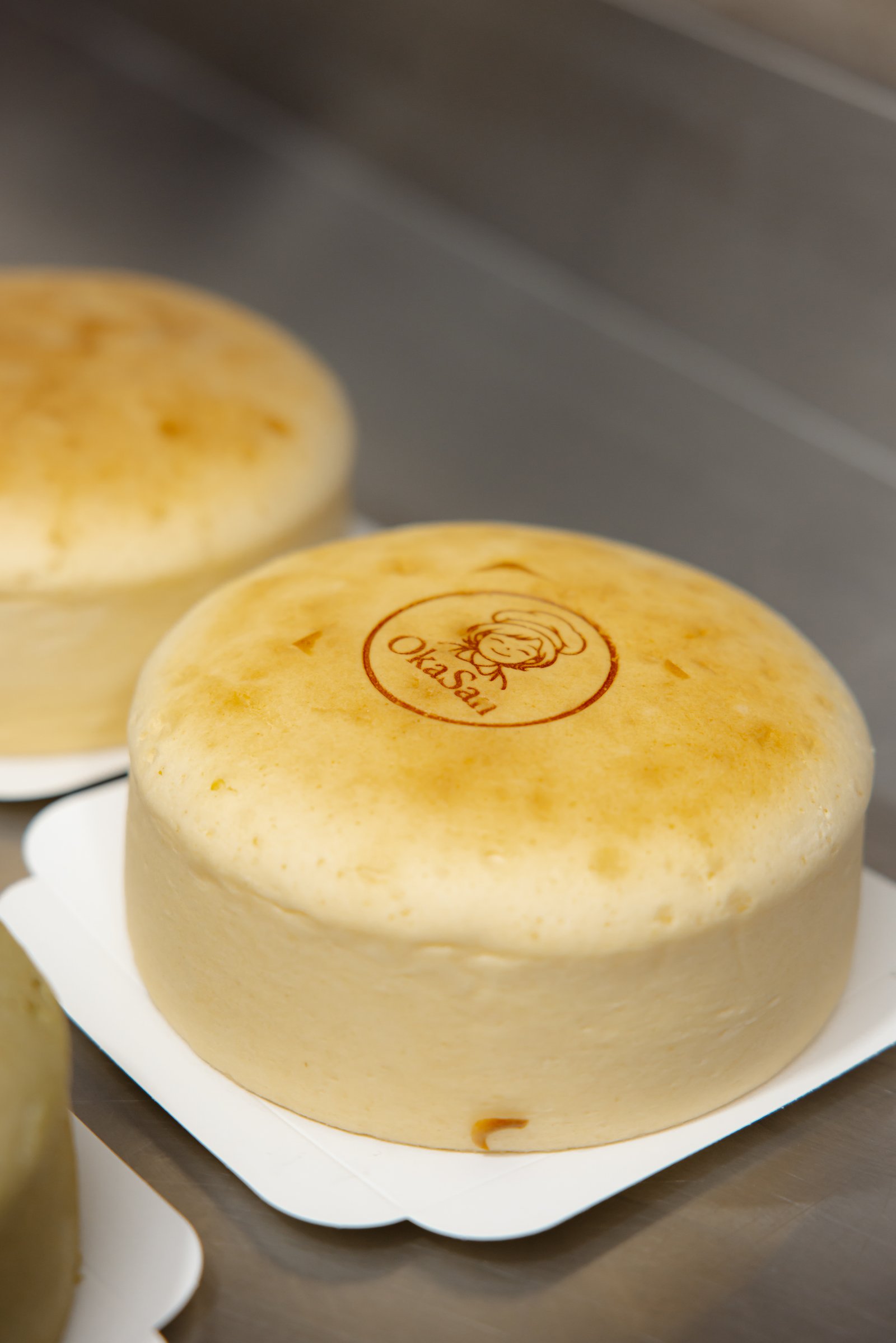 Cheesecake japonais au yuzu marqué du logo Oka San