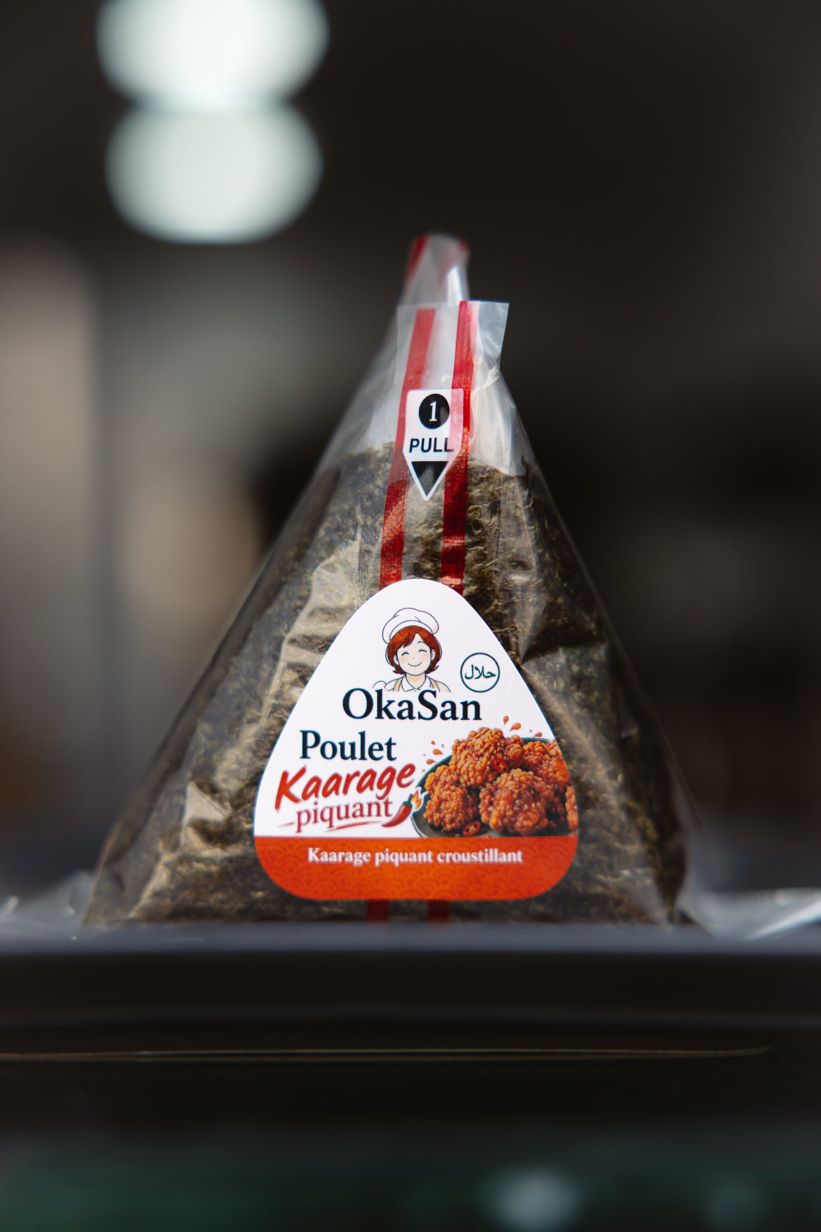 Onigiri karaage piquant dans son emballage Oka San