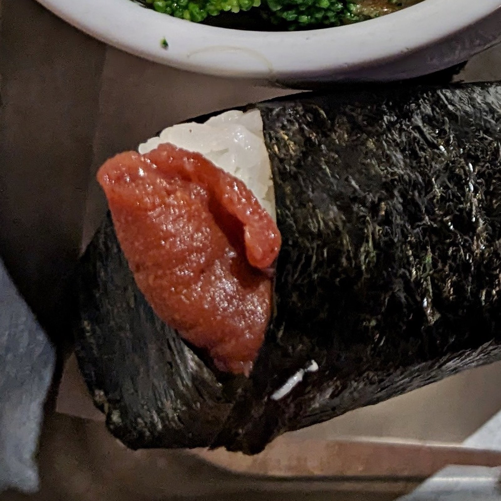 Onigiri karaage kimchi, garniture rouge visible