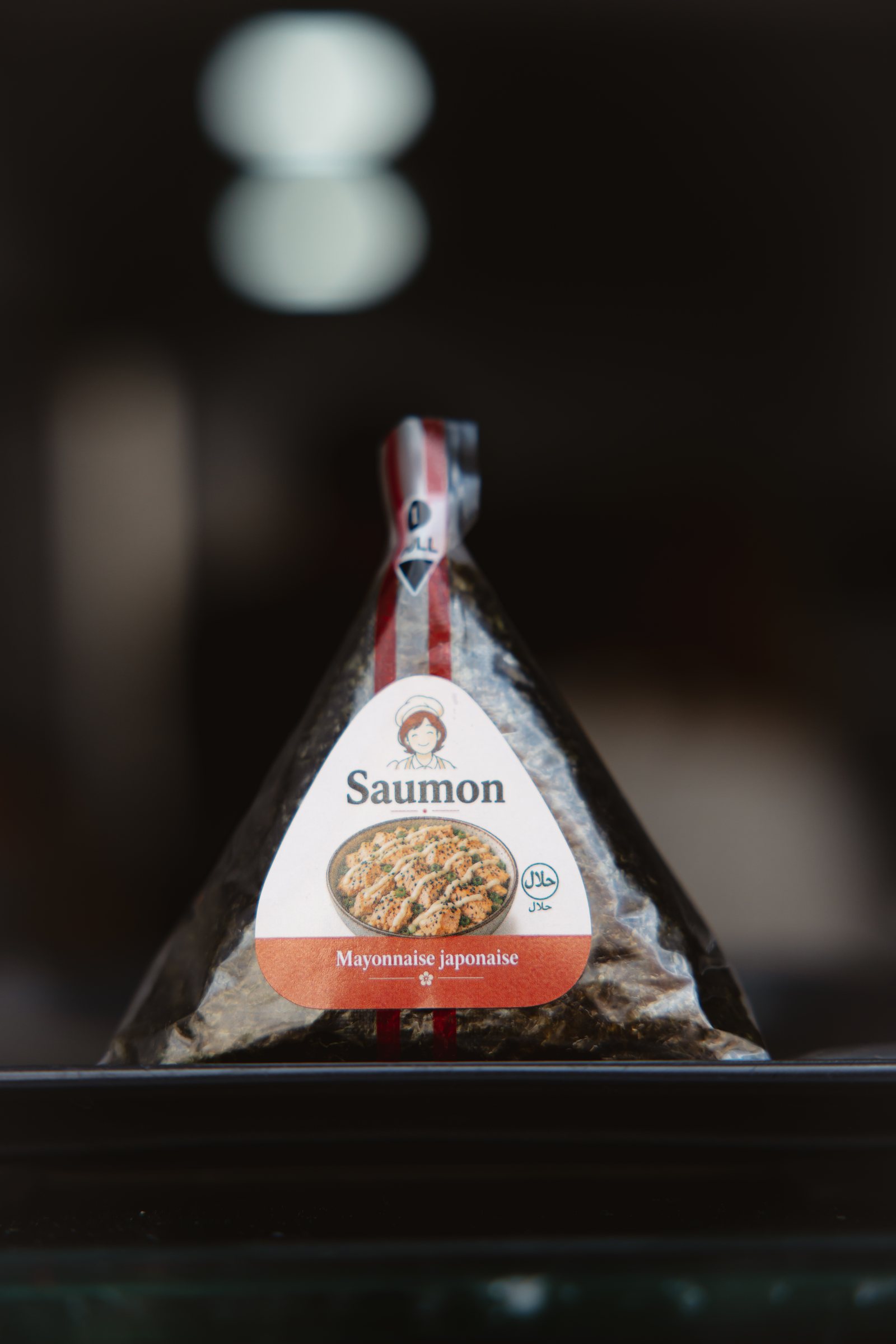 Onigiri saumon mayo dans son emballage Oka San