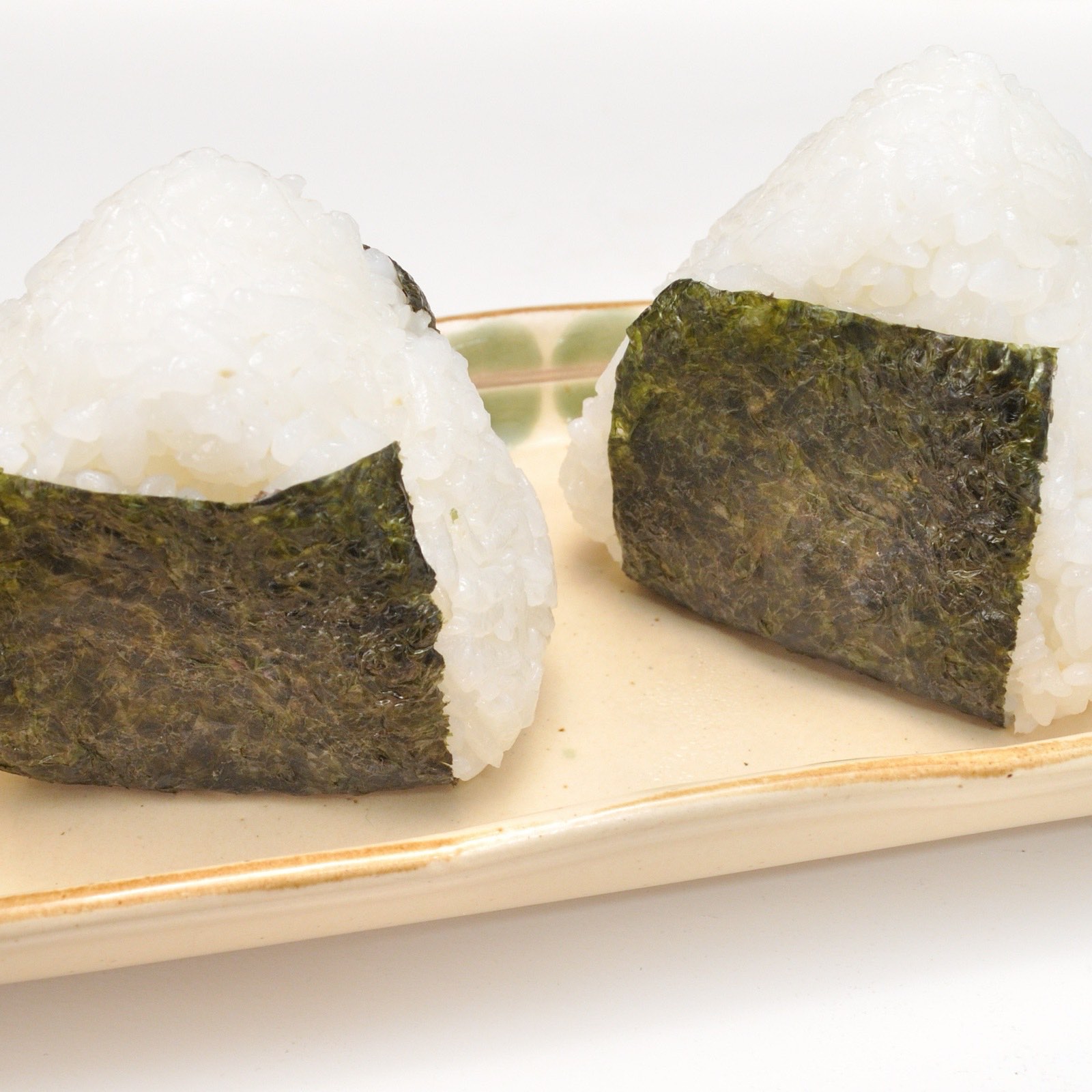 Onigiri saumon cream cheese sur assiette