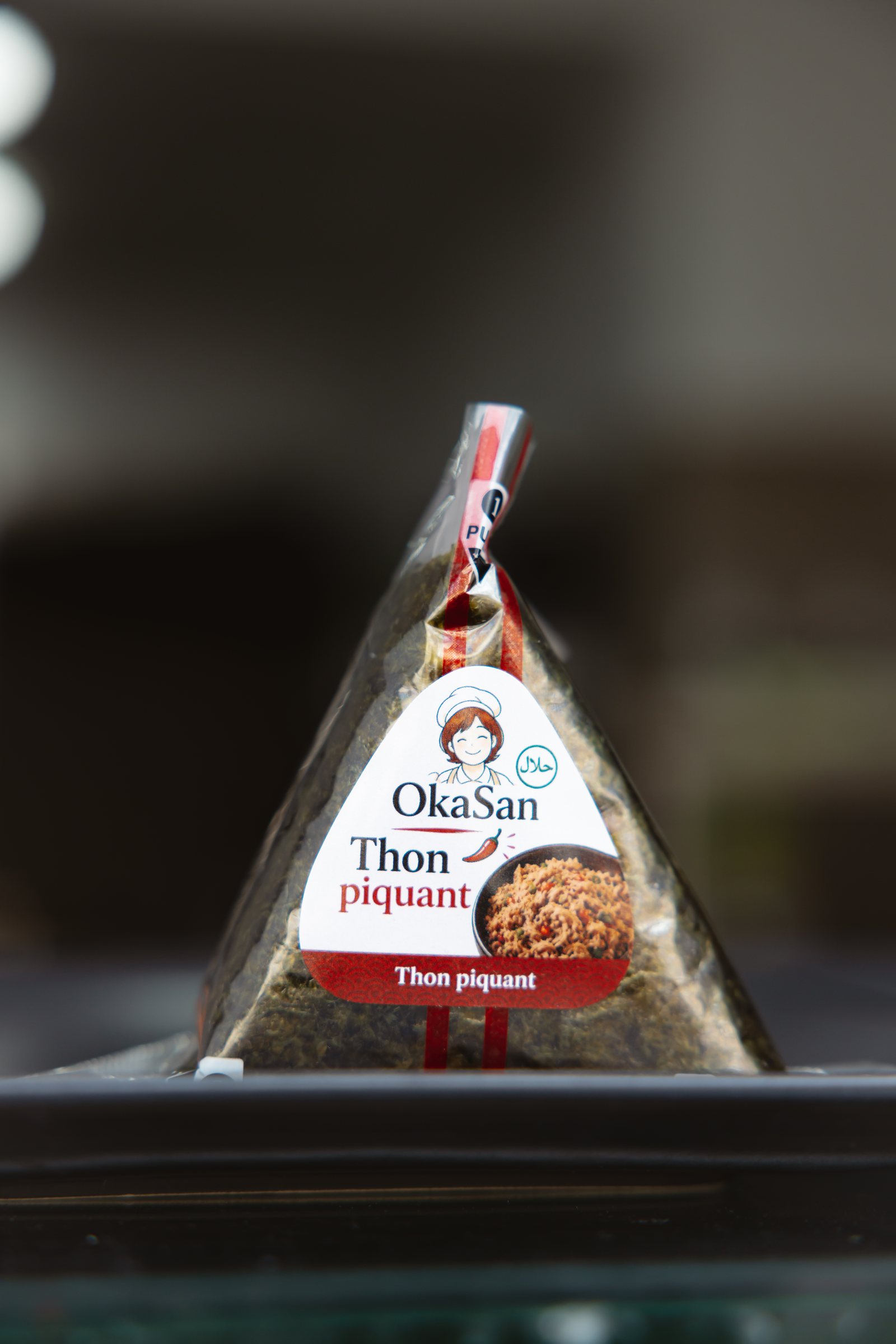 Onigiri thon piquant dans son emballage Oka San