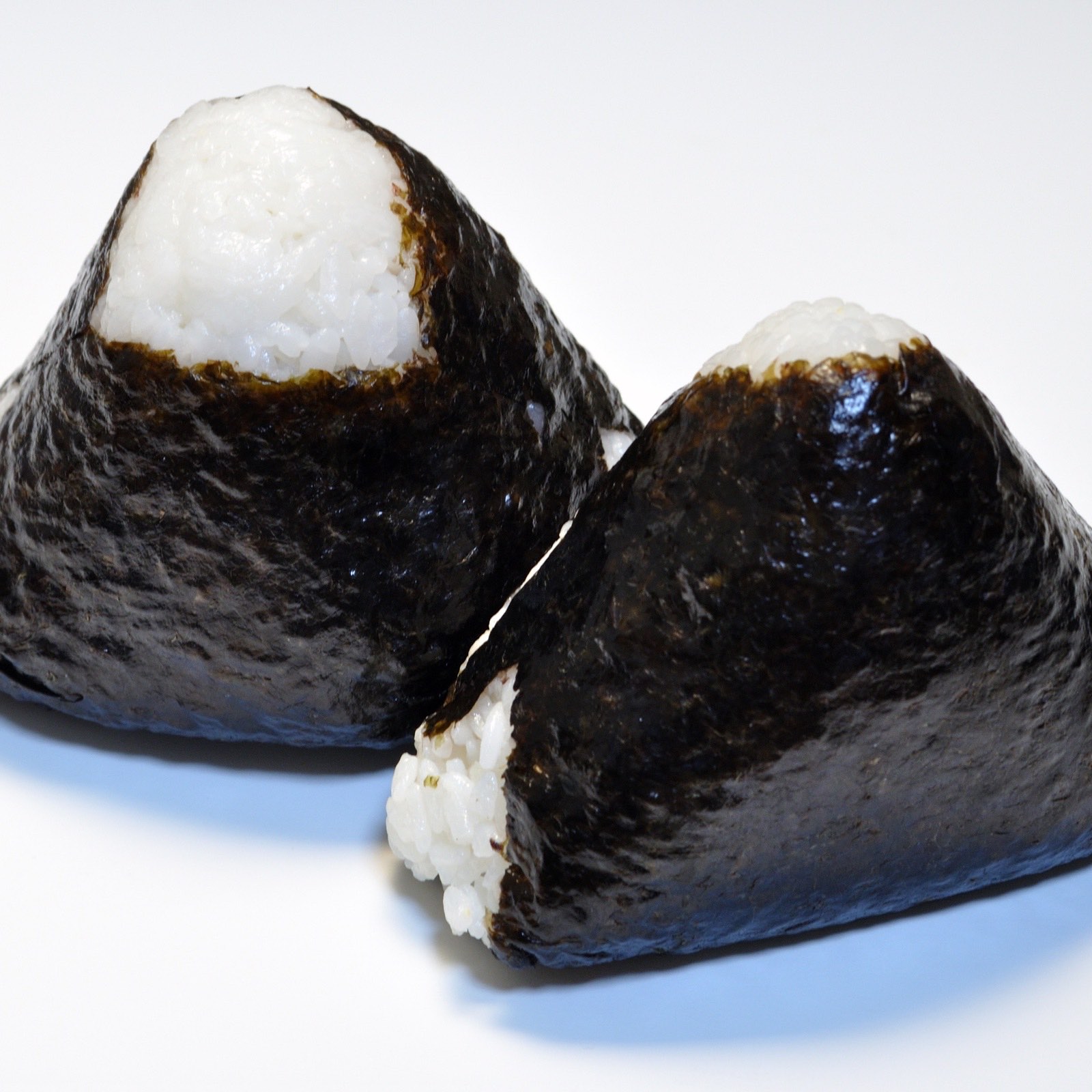 Onigiri thon mayo enveloppé de nori