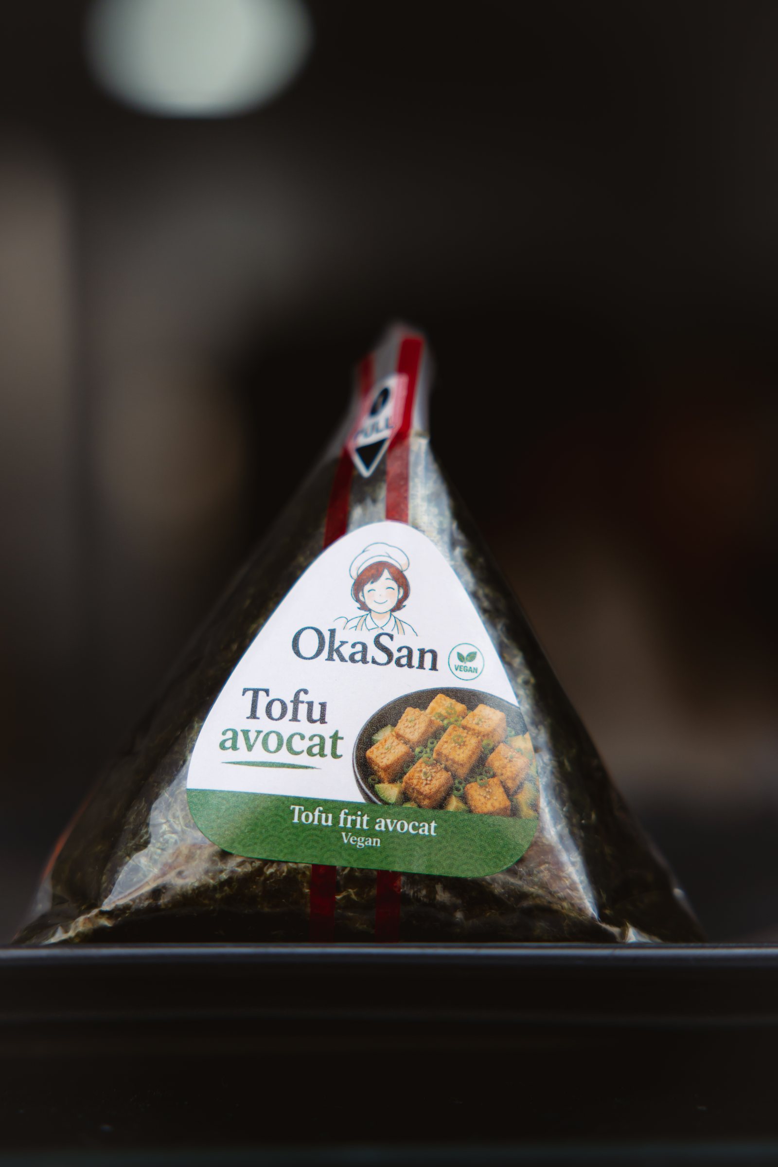Onigiri tofu avocat dans son emballage Oka San
