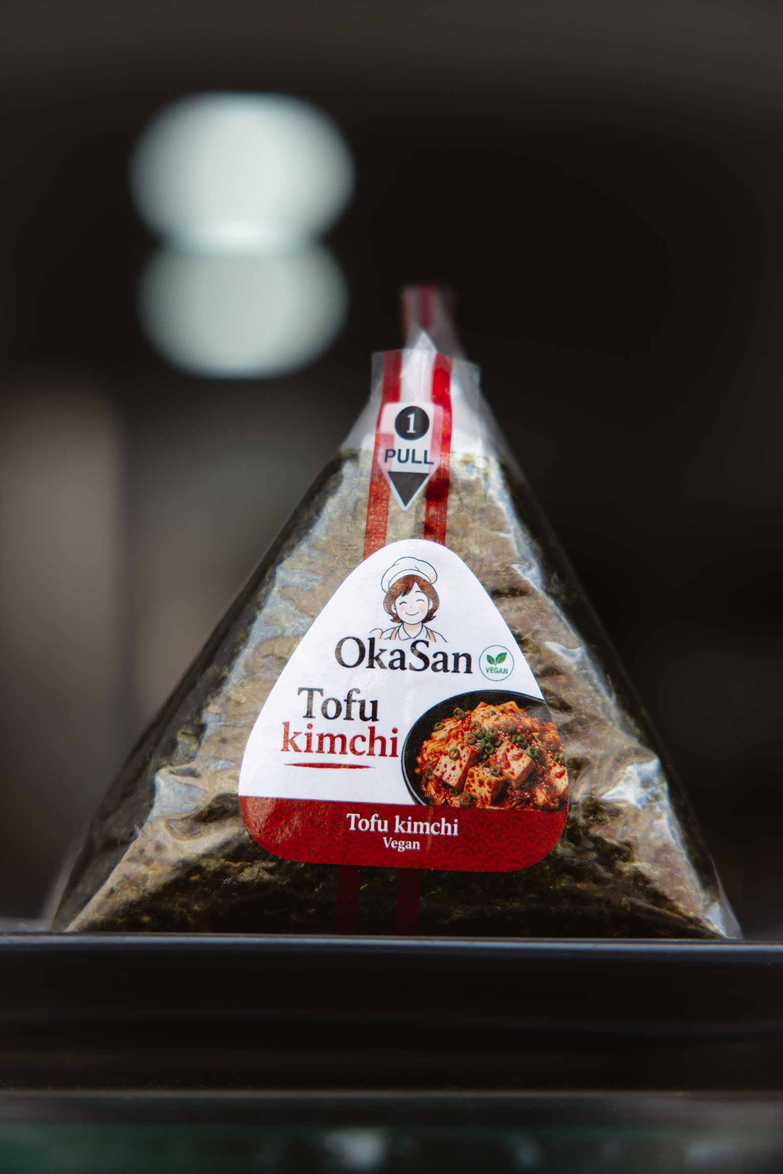 Onigiri tofu kimchi dans son emballage Oka San