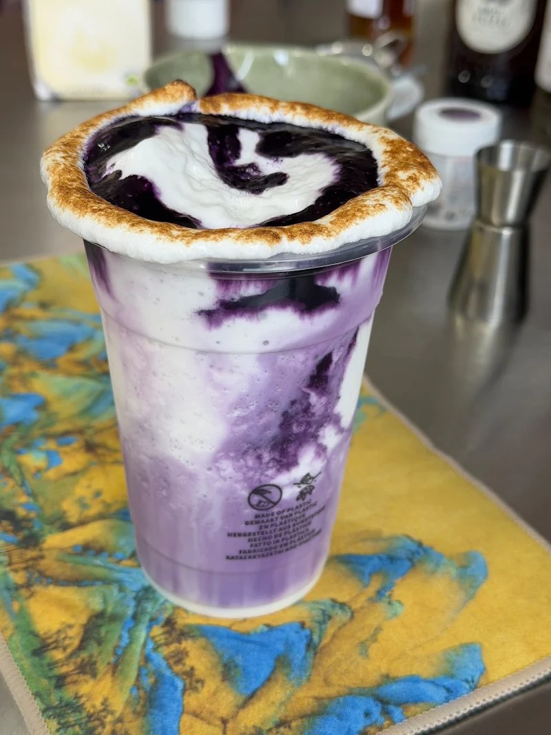 Ube latte violet surmonté d’une meringue dorée